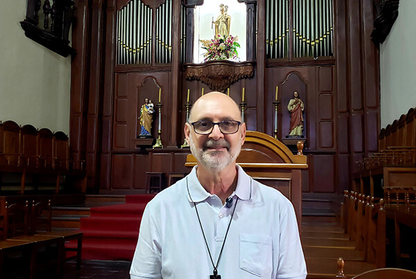 Padre Paulo Crozera em entrevista ao Dropes, nesta quarta-feira, na Igreja Candelária (Foto: Patrícia Lisboa/Dropes)