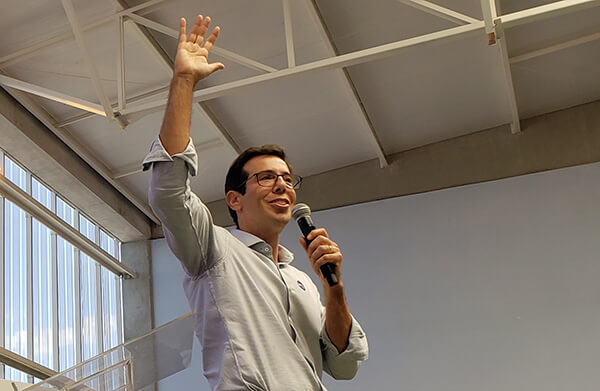 O secretário de Estado da Educação, Renato Feder, na inauguração da Escola Estadual do Campo Bonito, em Indaiatuba, no dia 16 de dezembro de 2024 (Foto: Patrícia Lisboa/Arquivo/Dropes)
