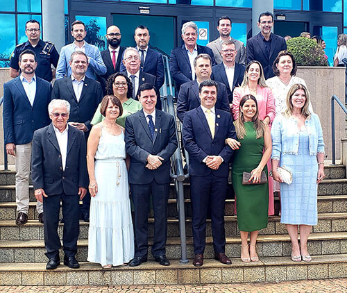 Os secretários municipais nomeados, o vice-prefeito, Luiz Carlos Chiaparine, e o prefeito de Indaiatuba, Custódio Tavares, em frente à Prefeitura, hoje (Foto: Patrícia Lisboa/Dropes)