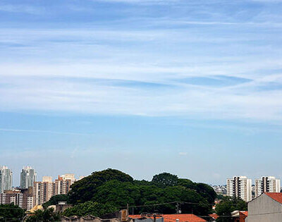 O sol aparece entre nuvens, na manhã desta segunda, em Indaiatuba (Foto: Patrícia Lisboa/Dropes)