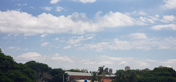 O sol aparece entre nuvens, na manhã desta segunda, em Indaiatuba (Foto: Patrícia Lisboa/Dropes)