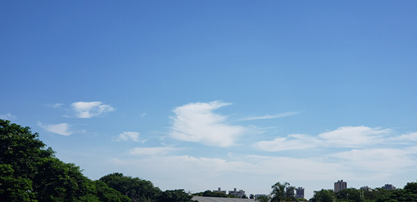 O sol aparece entre muitas nuvens, nesta sexta, em Indaiatuba (Foto: Patrícia Lisboa/Dropes)