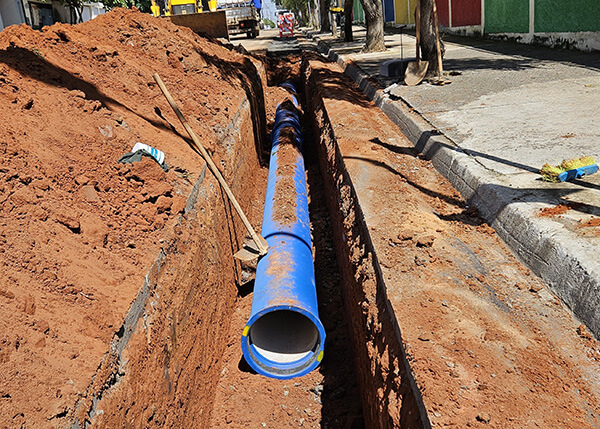 Tubulação transportará a água tratada até o Centro de Reservação Morada do Sol, na Avenida Ário Barnabé próximo ao Cristo (Foto: DCS/Saae)
