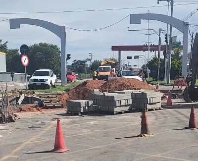 Começa a ser executada a reformulação do trânsito na entrada do Distrito Industrial (Foto: Secom/PMI)