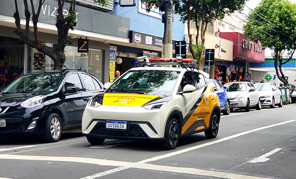 Câmeras acopladas no veículo de fiscalização fazem a leitura das placas dos carros estacionados na área azul (Foto: Patrícia Lisboa/Dropes)