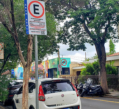 Cobrança para estacionamento na área azul começa a valer em Indaiatuba (Foto: Patrícia Lisboa/Dropes)