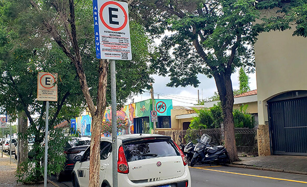 Cobrança para estacionamento na área azul começa a valer em Indaiatuba (Foto: Patrícia Lisboa/Dropes)