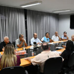 Presidente da Câmara, Túlio Tomass, conduz reunião da secretária de Saúde, Heloisa Salatino, com outros dez vereadores (Foto: Divulgação/Câmara)