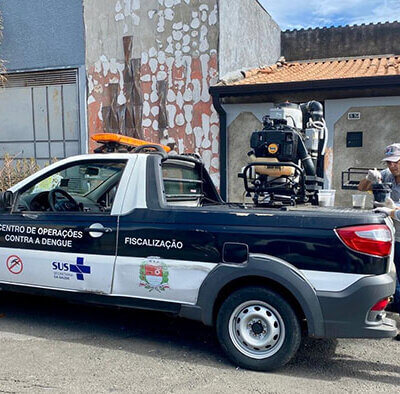 O pessoal de combate à dengue também faz a aplicação de inseticida e larvicida (Foto: Divulgação)