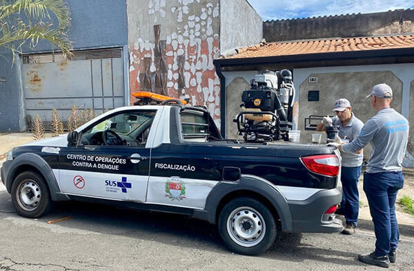 O pessoal de combate à dengue também faz a aplicação de inseticida e larvicida (Foto: Divulgação)