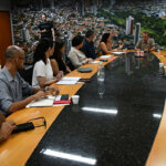 Vereadores e representantes da Comgás em reunião na Câmara (Foto: Anselmo Cabral/CMI)