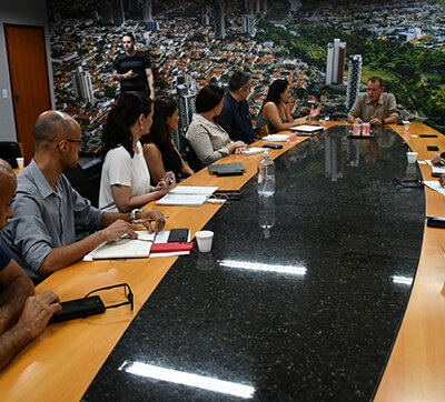 Vereadores e representantes da Comgás em reunião na Câmara (Foto: Anselmo Cabral/CMI)