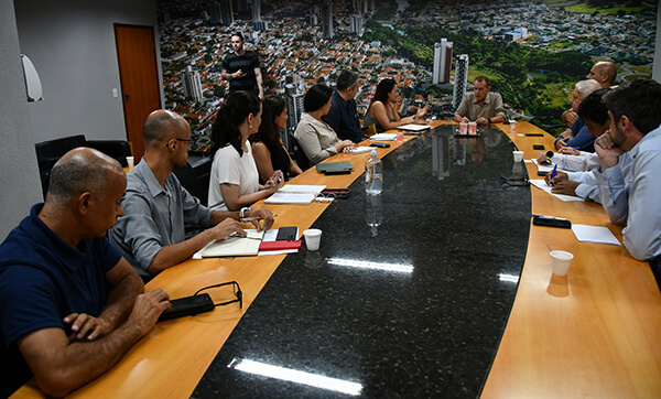 Vereadores e representantes da Comgás em reunião na Câmara (Foto: Anselmo Cabral/CMI)