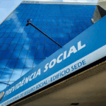 Serviço está disponível no aplicativo Meu INSS e no telefone 135 (Foto: Rafa Neddermeyer/Agência Brasil)