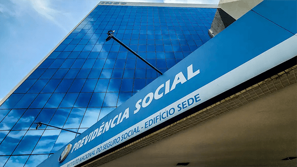 Serviço está disponível no aplicativo Meu INSS e no telefone 135 (Foto: Rafa Neddermeyer/Agência Brasil)