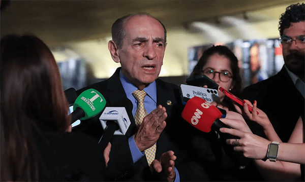 Após críticas, o relator Marcelo Castro (MDB-PI) acatou a mudança sugerida para reduzir o mandato dos senadores (Foto: Lula Marques/Agência Brasil)