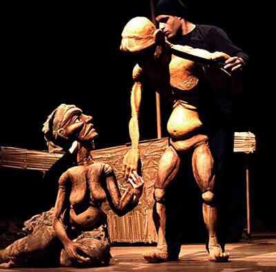 A Companhia une máscaras, bonecos e teatro físico nas apresentações, como em “Vidas Secas” (Foto: Tamirys Zago)
