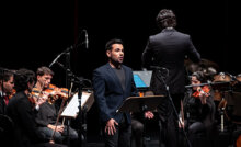 Arthur Raymundo e o maestro Felipe Oliveira em concerto (Foto: Divulgação)