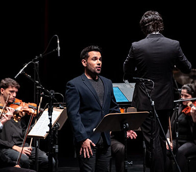 Arthur Raymundo e o maestro Felipe Oliveira em concerto (Foto: Divulgação)