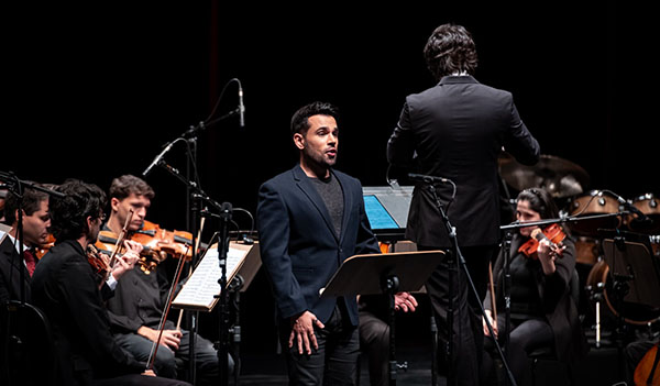 Arthur Raymundo e o maestro Felipe Oliveira em concerto (Foto: Divulgação)