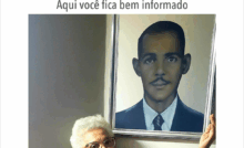 Belmira Miranda junto ao retrato do pai, Gabino Ferreira de Miranda, na Sala de Imprensa da Câmara de Indaiatuba (Foto: Patrícia Lisboa)