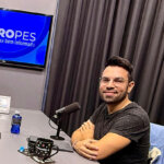 O tenor Arthur Raymundo na gravação de episódio do PodCast do DROPES (Foto: Lucas Cardoso/Mais Expressão)