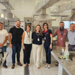 Fiec e Ponto Verde firmam parceria para ações educativas e comunitárias A Fundação Indaiatubana de Educação e Cultura (Fiec) firmou uma parceria estratégica com o Ponto Verde – Feira da Agricultura Familiar Agenor Tachinardi – e a Secretaria Municipal de Serviços Urbanos e Meio Ambiente (Semurb). A iniciativa visa aproximar os alunos dos cursos técnicos da Fiec das demandas reais da comunidade, promovendo ações colaborativas com impacto social e educacional. O projeto envolve os cursos técnicos de Agronegócio, Administração, Gastronomia, Nutrição, Meio Ambiente e Edificações da Fiec beneficiando tanto os estudantes quanto os associados do Ponto Verde. A proposta é fomentar a troca de conhecimento, recursos e experiências, alinhando teoria e prática por meio de atividades como oficinas, aulas práticas e construção de hortas. Entre as metas do projeto estão a capacitação dos agricultores familiares em temas como precificação, o fornecimento de insumos para práticas acadêmicas, e o desenvolvimento de uma horta e um herbário, com apoio técnico da Semurb. O cronograma inclui oficinas, apoio em pesquisas de campo e atividades integradas entre alunos e agricultores. "Essa parceria é um exemplo concreto de como a educação técnica pode contribuir com o desenvolvimento sustentável da comunidade local, promovendo o aprendizado na prática e o engajamento dos nossos alunos em projetos transformadores", afirma Mariela Ferraz, coordenadora da iniciativa. O projeto teve início em abril de 2025 e prevê atividades contínuas ao longo do ano. A expectativa é que a ação fortaleça a visibilidade do Ponto Verde, amplie o impacto da Fiec na comunidade e proporcione uma formação mais rica e integrada aos seus alunos. Parceria entre Fiec e Ponto Verde fortalece iniciativas educativas e sociais (Foto: Juliana Wolf/Fiec)