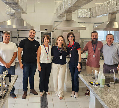 Fiec e Ponto Verde firmam parceria para ações educativas e comunitárias A Fundação Indaiatubana de Educação e Cultura (Fiec) firmou uma parceria estratégica com o Ponto Verde – Feira da Agricultura Familiar Agenor Tachinardi – e a Secretaria Municipal de Serviços Urbanos e Meio Ambiente (Semurb). A iniciativa visa aproximar os alunos dos cursos técnicos da Fiec das demandas reais da comunidade, promovendo ações colaborativas com impacto social e educacional. O projeto envolve os cursos técnicos de Agronegócio, Administração, Gastronomia, Nutrição, Meio Ambiente e Edificações da Fiec beneficiando tanto os estudantes quanto os associados do Ponto Verde. A proposta é fomentar a troca de conhecimento, recursos e experiências, alinhando teoria e prática por meio de atividades como oficinas, aulas práticas e construção de hortas. Entre as metas do projeto estão a capacitação dos agricultores familiares em temas como precificação, o fornecimento de insumos para práticas acadêmicas, e o desenvolvimento de uma horta e um herbário, com apoio técnico da Semurb. O cronograma inclui oficinas, apoio em pesquisas de campo e atividades integradas entre alunos e agricultores. "Essa parceria é um exemplo concreto de como a educação técnica pode contribuir com o desenvolvimento sustentável da comunidade local, promovendo o aprendizado na prática e o engajamento dos nossos alunos em projetos transformadores", afirma Mariela Ferraz, coordenadora da iniciativa. O projeto teve início em abril de 2025 e prevê atividades contínuas ao longo do ano. A expectativa é que a ação fortaleça a visibilidade do Ponto Verde, amplie o impacto da Fiec na comunidade e proporcione uma formação mais rica e integrada aos seus alunos. Parceria entre Fiec e Ponto Verde fortalece iniciativas educativas e sociais (Foto: Juliana Wolf/Fiec)