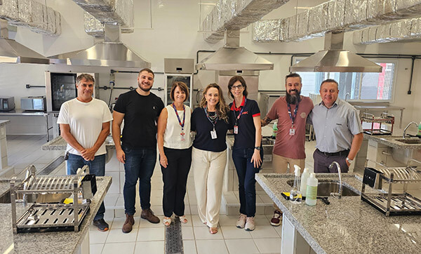 Fiec e Ponto Verde firmam parceria para ações educativas e comunitárias A Fundação Indaiatubana de Educação e Cultura (Fiec) firmou uma parceria estratégica com o Ponto Verde – Feira da Agricultura Familiar Agenor Tachinardi – e a Secretaria Municipal de Serviços Urbanos e Meio Ambiente (Semurb). A iniciativa visa aproximar os alunos dos cursos técnicos da Fiec das demandas reais da comunidade, promovendo ações colaborativas com impacto social e educacional. O projeto envolve os cursos técnicos de Agronegócio, Administração, Gastronomia, Nutrição, Meio Ambiente e Edificações da Fiec beneficiando tanto os estudantes quanto os associados do Ponto Verde. A proposta é fomentar a troca de conhecimento, recursos e experiências, alinhando teoria e prática por meio de atividades como oficinas, aulas práticas e construção de hortas. Entre as metas do projeto estão a capacitação dos agricultores familiares em temas como precificação, o fornecimento de insumos para práticas acadêmicas, e o desenvolvimento de uma horta e um herbário, com apoio técnico da Semurb. O cronograma inclui oficinas, apoio em pesquisas de campo e atividades integradas entre alunos e agricultores. "Essa parceria é um exemplo concreto de como a educação técnica pode contribuir com o desenvolvimento sustentável da comunidade local, promovendo o aprendizado na prática e o engajamento dos nossos alunos em projetos transformadores", afirma Mariela Ferraz, coordenadora da iniciativa. O projeto teve início em abril de 2025 e prevê atividades contínuas ao longo do ano. A expectativa é que a ação fortaleça a visibilidade do Ponto Verde, amplie o impacto da Fiec na comunidade e proporcione uma formação mais rica e integrada aos seus alunos. Parceria entre Fiec e Ponto Verde fortalece iniciativas educativas e sociais (Foto: Juliana Wolf/Fiec)
