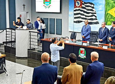 A sessão solene foi realizada na noite de sexta-feira (Foto: Patrícia Lisboa/Dropes)