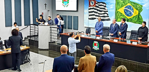 A sessão solene foi realizada na noite de sexta-feira (Foto: Patrícia Lisboa/Dropes)