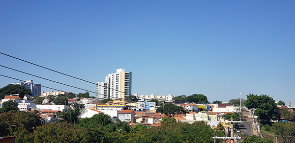 A manhã desta segunda é de céu claro, em Indaiatuba (Foto: Dropes)