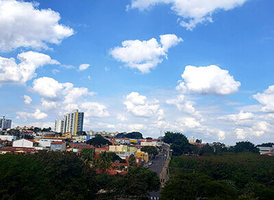 O sol aparece entre nuvens, na manhã desta sexta, em Indaiatuba (Foto: Patrícia Lisboa/Dropes)