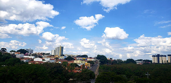 O sol aparece entre nuvens, na manhã desta sexta, em Indaiatuba (Foto: Patrícia Lisboa/Dropes)