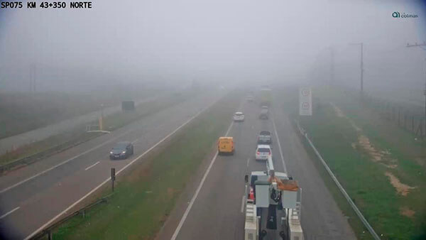 Com as baixas temperaturas, a incidência de neblina pode aumentar em várias localidades (Foto: Via Colinas)
