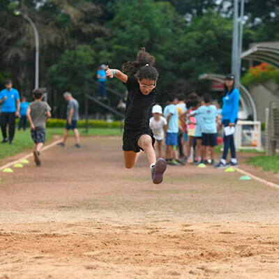 Aluna participa de atividade de atletismo durante o 2º Festival Esporte Cidadão e Juventude Esportiva (Foto: Eliandro Figueira/Arquivo/PMI)