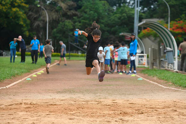Aluna participa de atividade de atletismo durante o 2º Festival Esporte Cidadão e Juventude Esportiva (Foto: Eliandro Figueira/Arquivo/PMI)