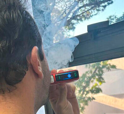 Projeto quer proibir consumo do cigarro eletrônico em ambientes fechados de uso coletivo (Foto: Arquivo/Dropes)