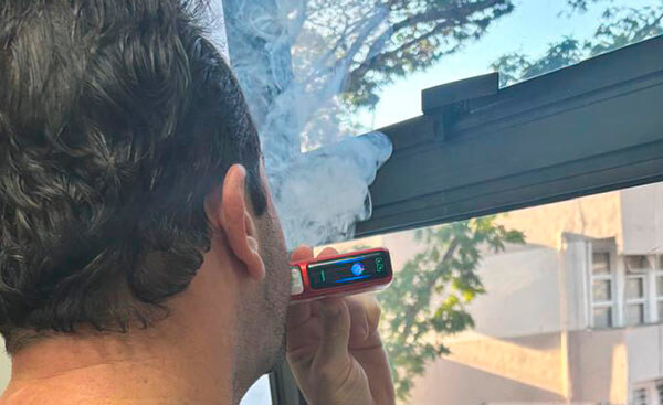 Projeto quer proibir consumo do cigarro eletrônico em ambientes fechados de uso coletivo (Foto: Arquivo/Dropes)