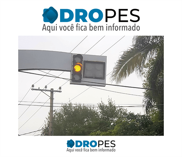 Tempo do sinal amarelo é alvo de críticas por ser considerado “curto” para a passagem de veículos antes do sinal vermelho (Foto: Patrícia Lisboa/Dropes)