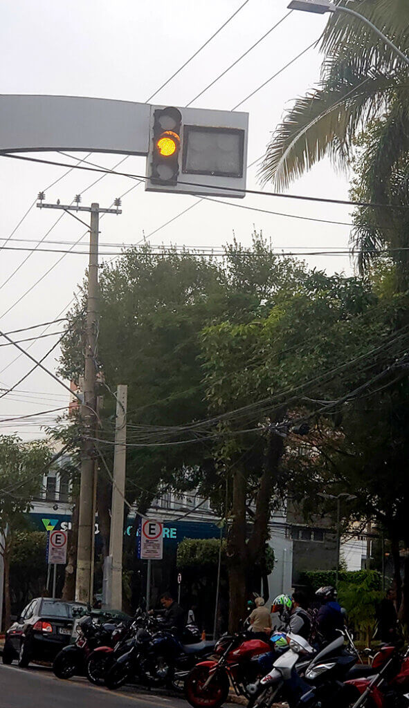 Tempo do sinal amarelo é alvo de críticas por ser considerado “curto” para a passagem de veículos antes do sinal vermelho (Foto: Patrícia Lisboa/Dropes)
