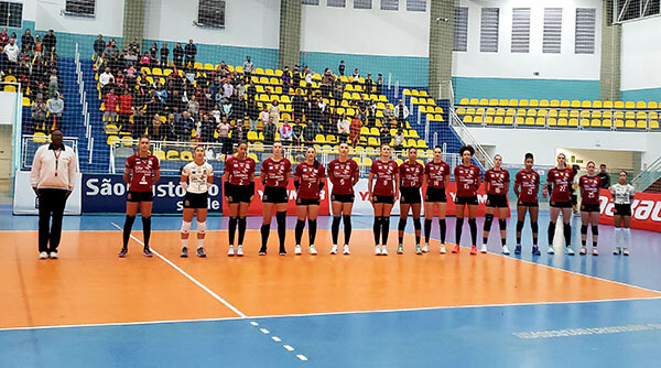 Jogo amistoso de vôlei foi a principal atração do evento; time feminino Osasco Voleibol Clube é patrocinado pela Yanmar (Foto: Patrícia Lisboa/Dropes)