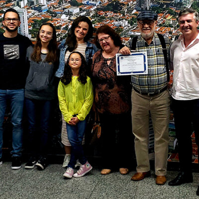 Antônio de Cunha Penna, seus familiares e o autor da moção, na Câmara, nesta segunda (Foto: Patrícia Lisboa/Dropes)