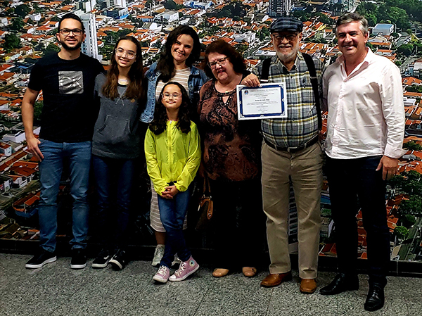 Antônio de Cunha Penna, seus familiares e o autor da moção, na Câmara, nesta segunda (Foto: Patrícia Lisboa/Dropes)