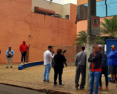 Sindicato dos Servidores, com apoio do Sindicato dos Metalúrgicos, fez protesto em frente ao Saae na manhã desta sexta (Foto: Patrícia Lisboa/Dropes)