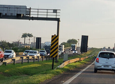 Na SP-075, no trecho de Indaiatuba, trafegam a média de 1,8 milhão de veículos por mês (Foto: Patrícia Lisboa/Dropes)