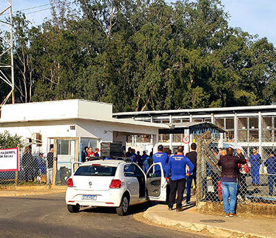 Assembleia do sindicato com os trabalhadores aconteceu nesta sexta pela manhã (Foto: Patrícia Lisboa/Dropes)