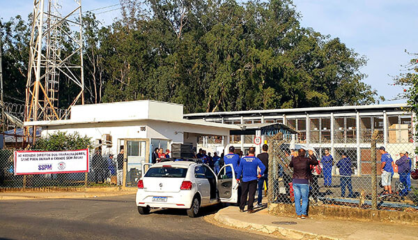 Assembleia do sindicato com os trabalhadores aconteceu nesta sexta pela manhã (Foto: Patrícia Lisboa/Dropes)