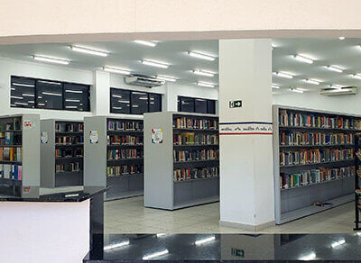 O projeto Leia Mulheres acontece na Biblioteca Municipal (Foto: Patrícia Lisboa/Dropes)