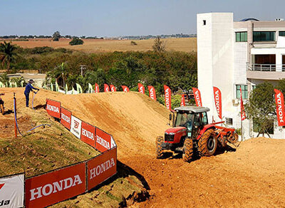 Pista ao lado da Honda é preparada para provas da final do Motocross (Foto: Patrícia Lisboa/Dropes)